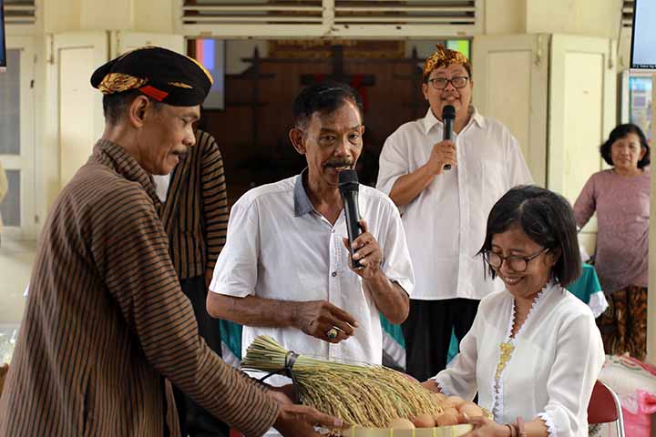 galeri, Riyaya Unduh-Unduh Tahun 2024 di GKJ Induk, gereja kristen jawa, gkj, gkj baki, gereja kristen jawa baki, baki, sukoharjo, gkj klasis sukoharjo, klasis sukoharjo, klasis, sinode gkj, sinode 